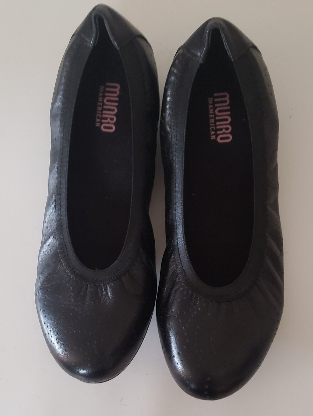 Munro American Black Leather Round-Toe Ballet Flats size 9 with round toe box.